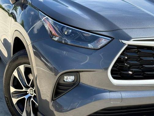 Magnetic Gray Metallic 2025 Toyota Highlander XLE