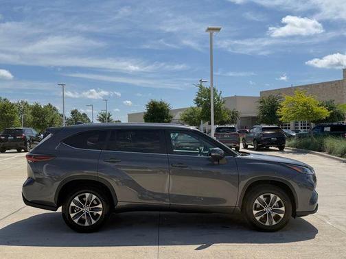 Magnetic Gray Metallic 2025 Toyota Highlander XLE