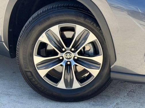 Magnetic Gray Metallic 2025 Toyota Highlander XLE