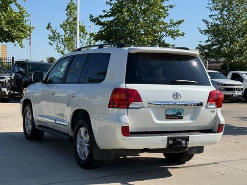 Blizzard Pearl 2015 Toyota Land Cruiser V8