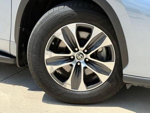 Moon Dust 2022 Toyota Highlander XLE