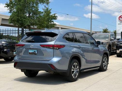 Moon Dust 2022 Toyota Highlander XLE