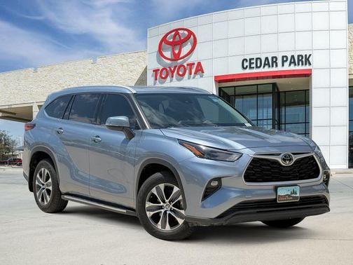 Moon Dust 2022 Toyota Highlander XLE
