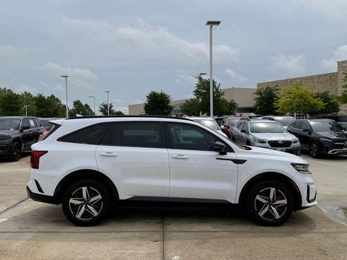 White Pearl 2023 Kia Sorento S