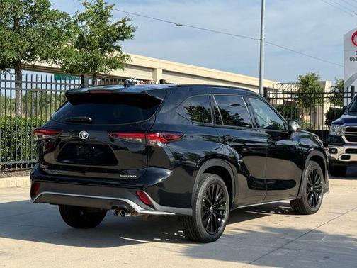 Midnight Black Metallic 2025 Toyota Highlander XSE