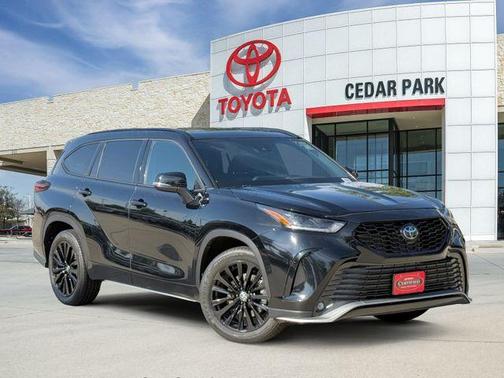Midnight Black Metallic 2025 Toyota Highlander XSE