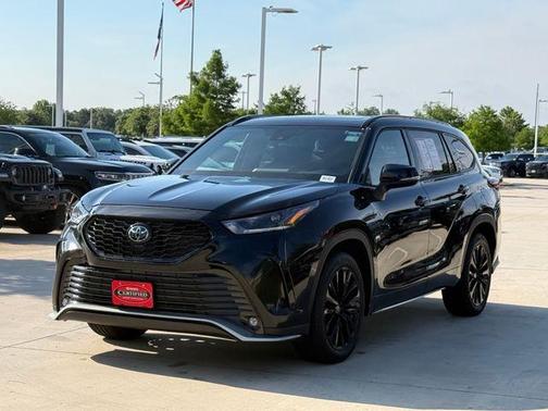 Midnight Black Metallic 2025 Toyota Highlander XSE