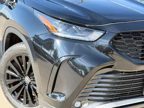 Midnight Black Metallic 2025 Toyota Highlander XSE