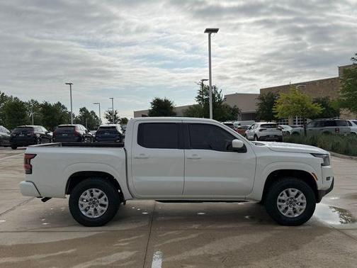 Glacier White 2022 Nissan Frontier SV