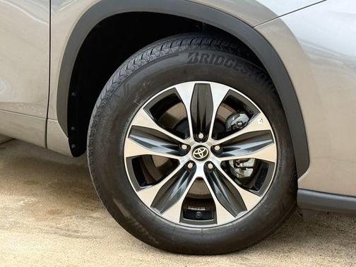 Metal 2025 Toyota Highlander XLE