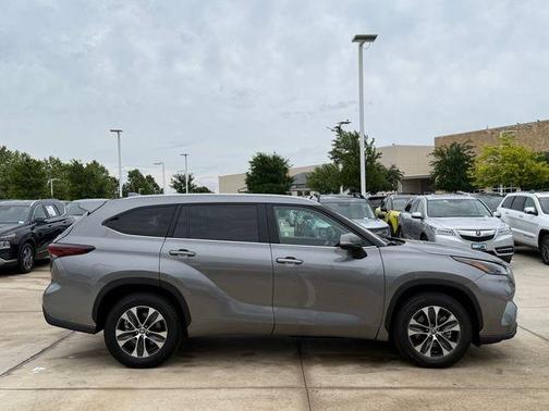 Metal 2025 Toyota Highlander XLE