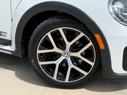 Pure White w/ Black Top 2017 Volkswagen Beetle 1.8T Dune