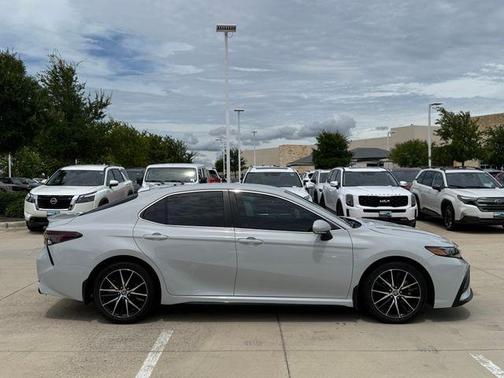 Ice 2024 Toyota Camry SE