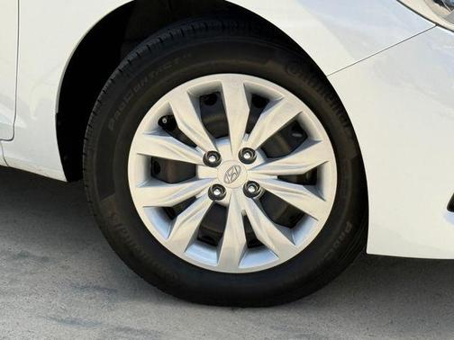 Frost White 2022 Hyundai Accent SE