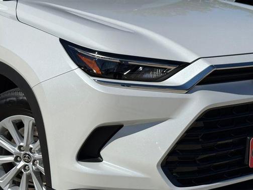 Pearl 2024 Toyota Grand Highlander XLE