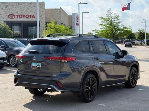 Magnetic Gray Metallic 2023 Toyota Highlander XSE