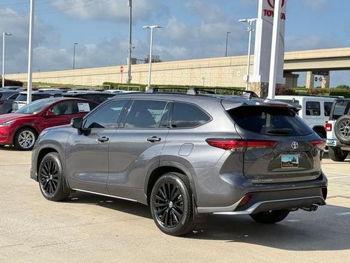 Magnetic Gray Metallic 2023 Toyota Highlander XSE