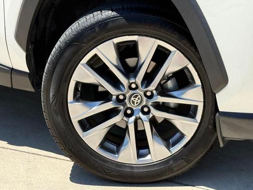 Blizzard Pearl 2022 Toyota RAV4 XLE Premium