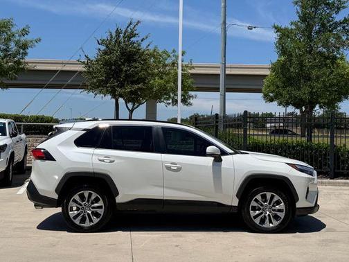Blizzard Pearl 2022 Toyota RAV4 XLE Premium