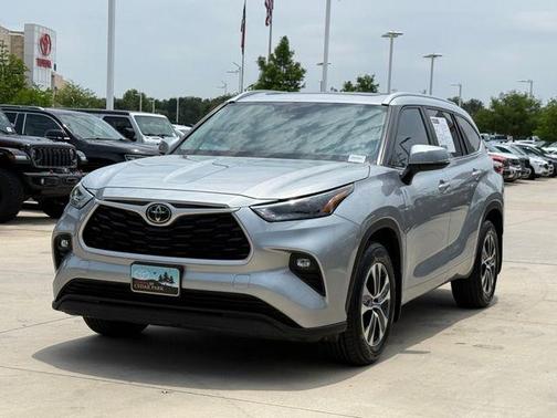 Celestial Silver Metallic 2023 Toyota Highlander XLE
