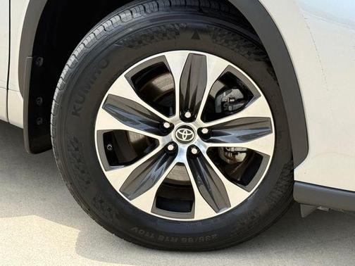 Celestial Silver Metallic 2023 Toyota Highlander XLE