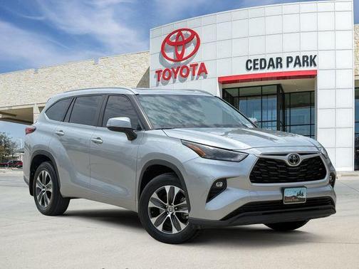 Celestial Silver Metallic 2023 Toyota Highlander XLE