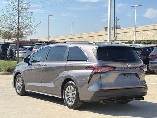 2021 Toyota Sienna LE
