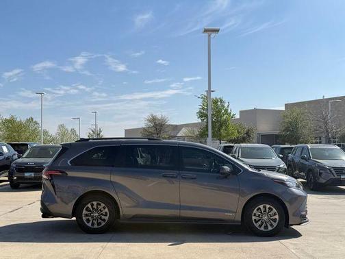2021 Toyota Sienna LE