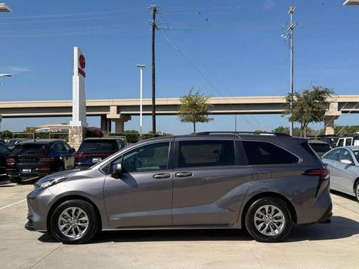 2021 Toyota Sienna LE