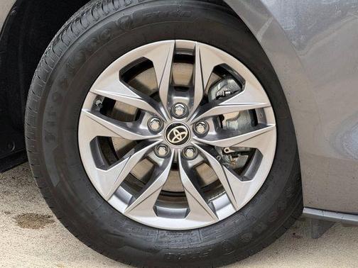 Magnetic Gray Metallic 2025 Toyota Sienna LE