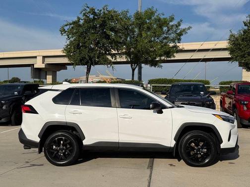 Ice 2023 Toyota RAV4 LE