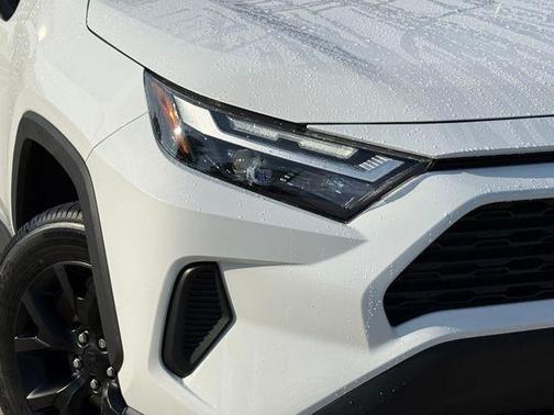 Ice 2023 Toyota RAV4 LE