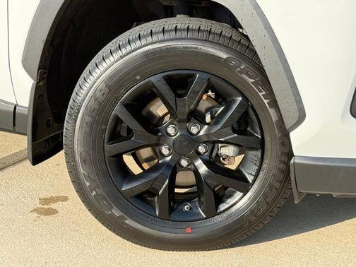 Ice 2023 Toyota RAV4 LE