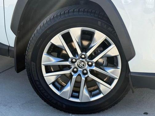 Blizzard Pearl 2022 Toyota RAV4 XLE Premium