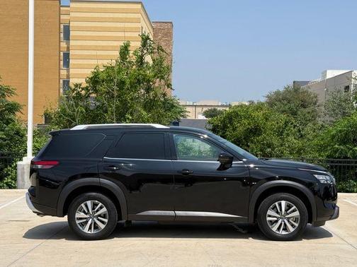 Super Black 2025 Nissan Pathfinder SL