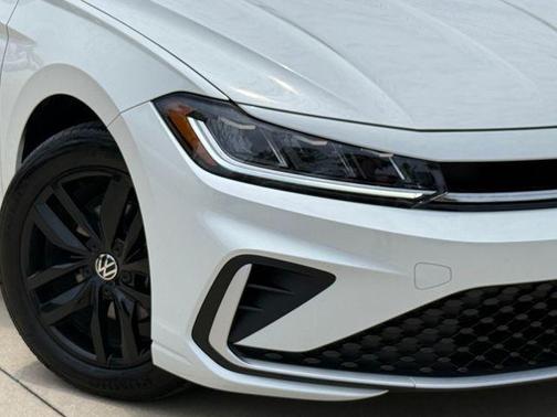 Opal White Pearl Effect 2025 Volkswagen Jetta 1.5T SE