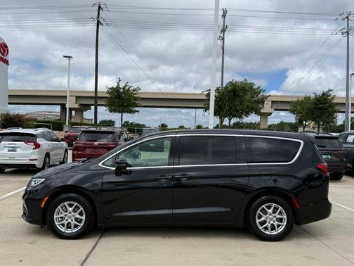 Brilliant Black Crystal Pearlcoat 2023 Chrysler Pacifica Touring-L