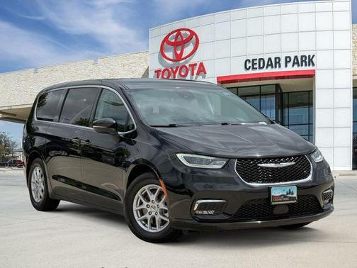 Brilliant Black Crystal Pearlcoat 2023 Chrysler Pacifica Touring-L