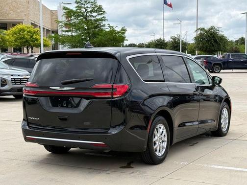 Brilliant Black Crystal Pearlcoat 2023 Chrysler Pacifica Touring-L
