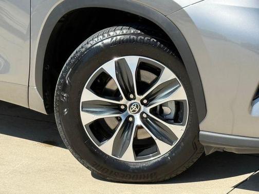 Metal 2025 Toyota Highlander XLE