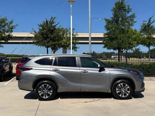 Metal 2025 Toyota Highlander XLE