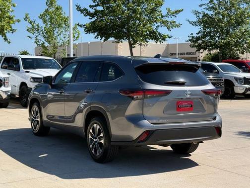 Metal 2025 Toyota Highlander XLE