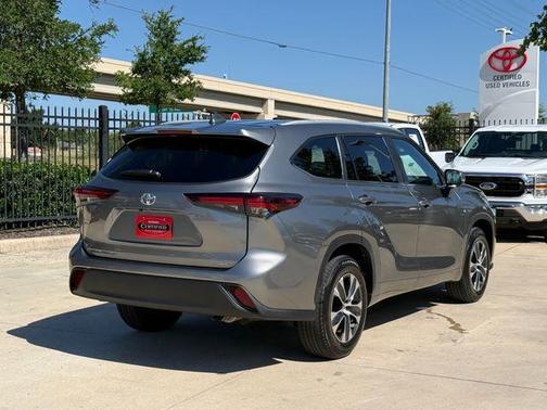 Metal 2025 Toyota Highlander XLE