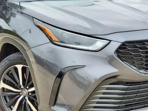 Magnetic Gray Metallic 2022 Toyota Highlander XSE