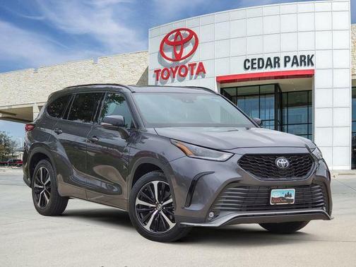 Magnetic Gray Metallic 2022 Toyota Highlander XSE