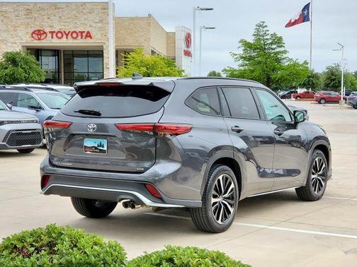 Magnetic Gray Metallic 2022 Toyota Highlander XSE