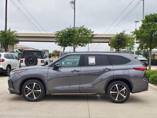 Magnetic Gray Metallic 2022 Toyota Highlander XSE