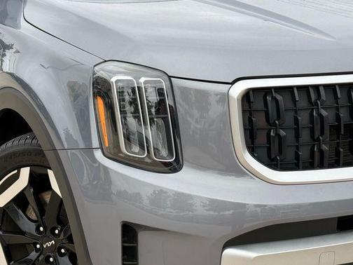Silver 2024 Kia Telluride EX
