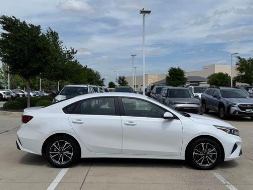 Snow White Pearl 2023 Kia Forte LXS