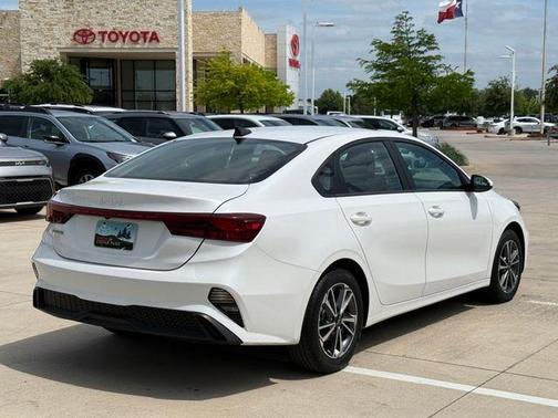 Snow White Pearl 2023 Kia Forte LXS